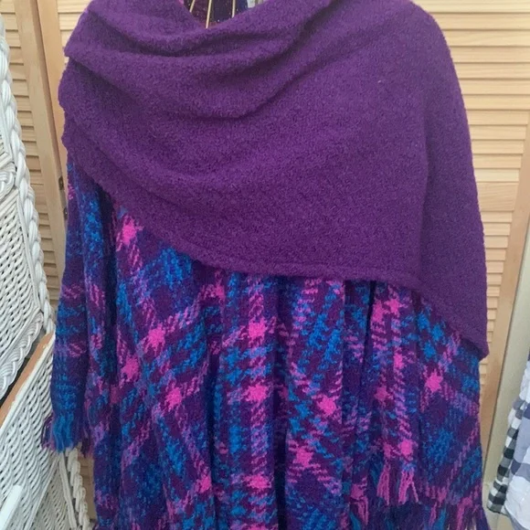Exquisite Hand Made Wool Cape - Picture 2 of 5
